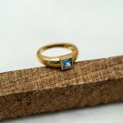 Pan Jewelry - Ring i forgylt sølv med blå zirkonia thumbnail
