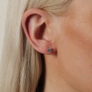 Snö of Sweden - Essence Stone Øredobber i forgylt messing, 4mm thumbnail