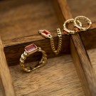 Pan Jewelry - Ring i forgylt sølv med rød zirkonia thumbnail