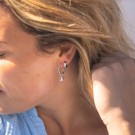 Gulldia - Øredobber i sølv med hvit zirkonia by Nora Mørk thumbnail