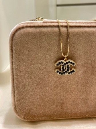Amundsen Jewellery - Chanel Logo, Svarte steiner