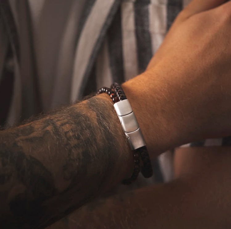 ARMBÅND I STÅL M/SORT OG BRUNT SKINN