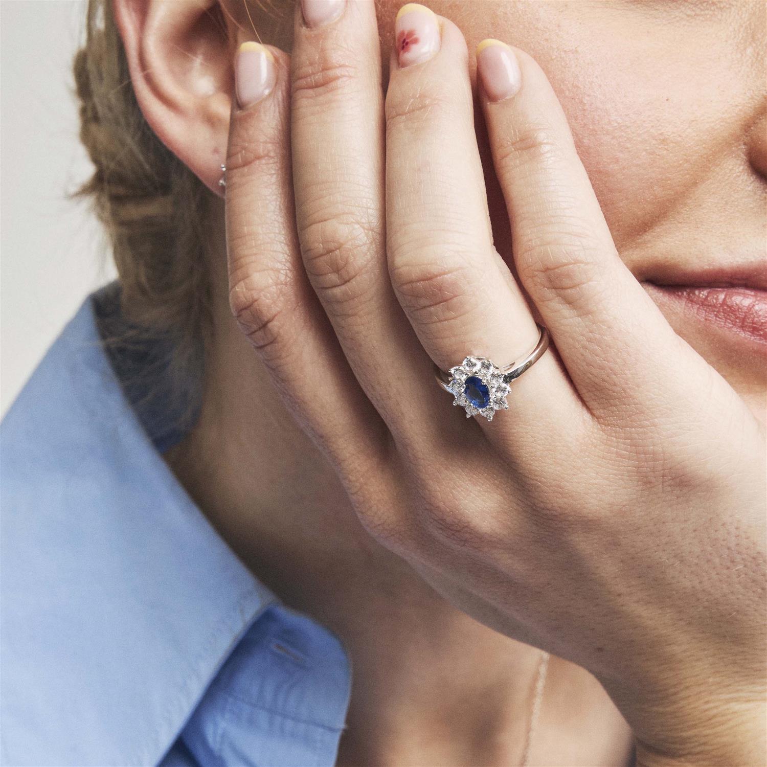 Royal ring i sølv med blå zirkonia