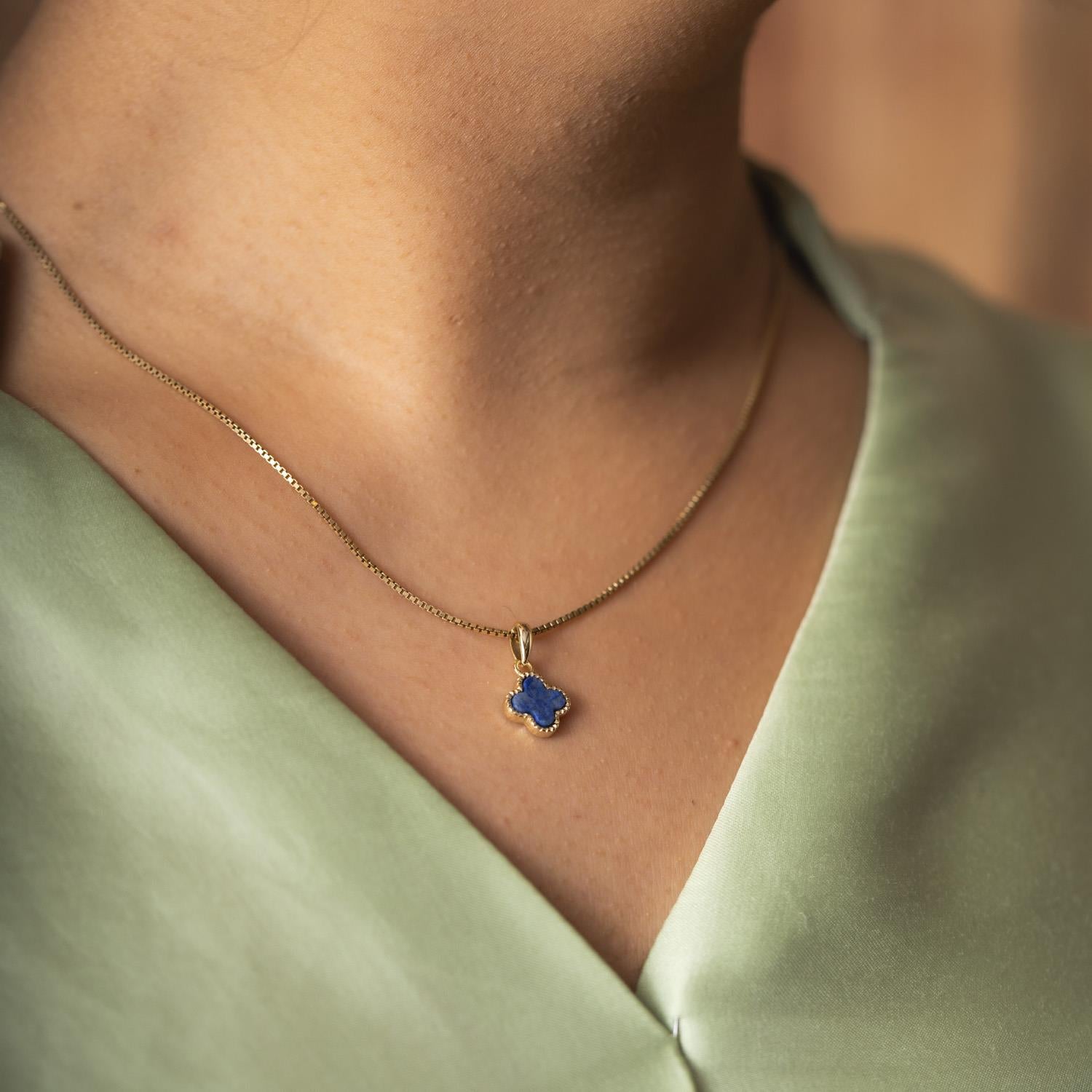 Smykke i sølv med havblå kløver