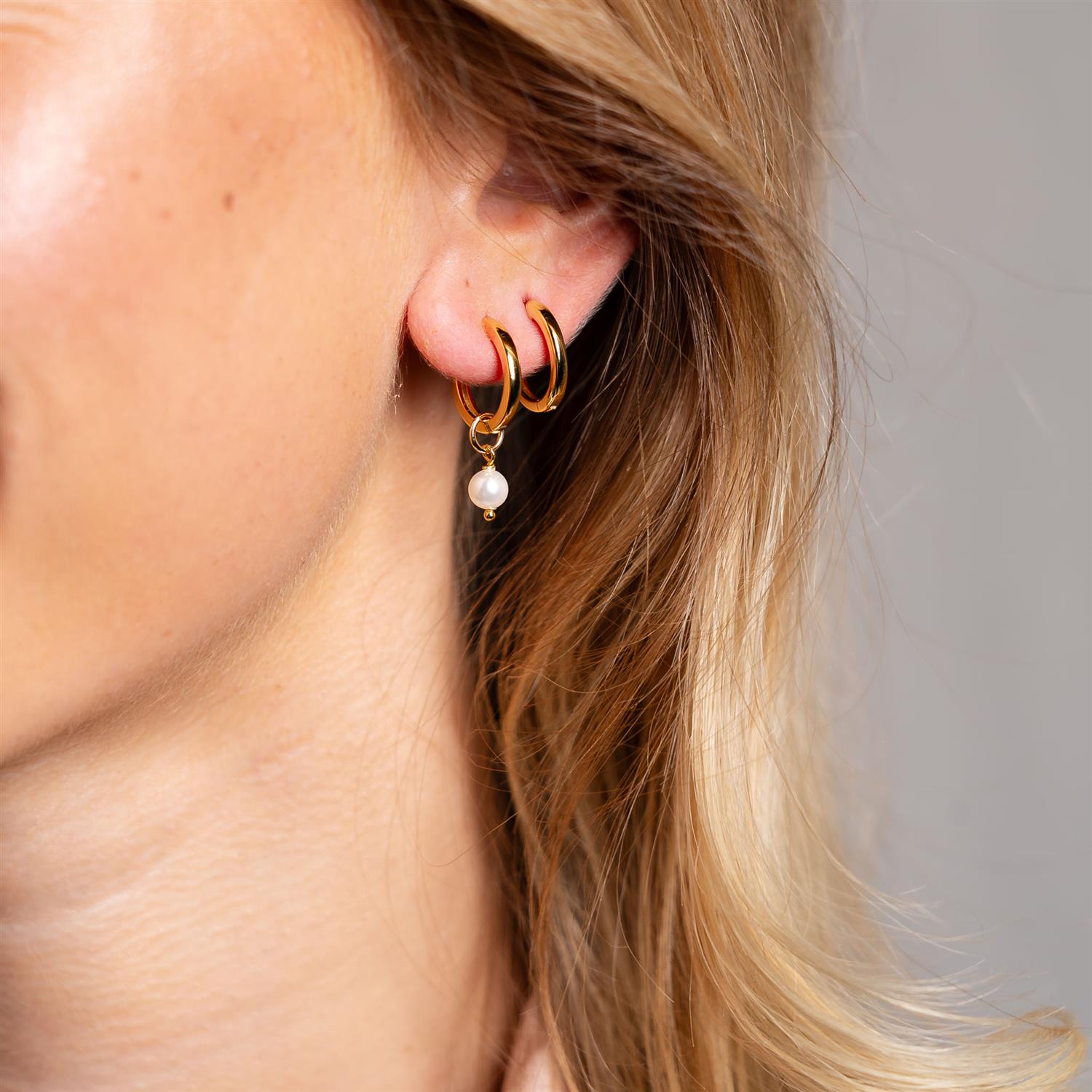 Nora Mørk Pearl charms i forgylt sølv med perle