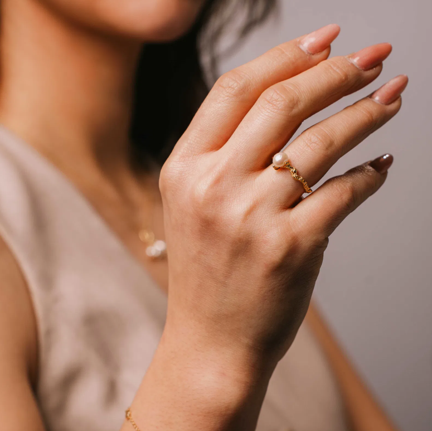 Alga ring i forgylt sølv med perle