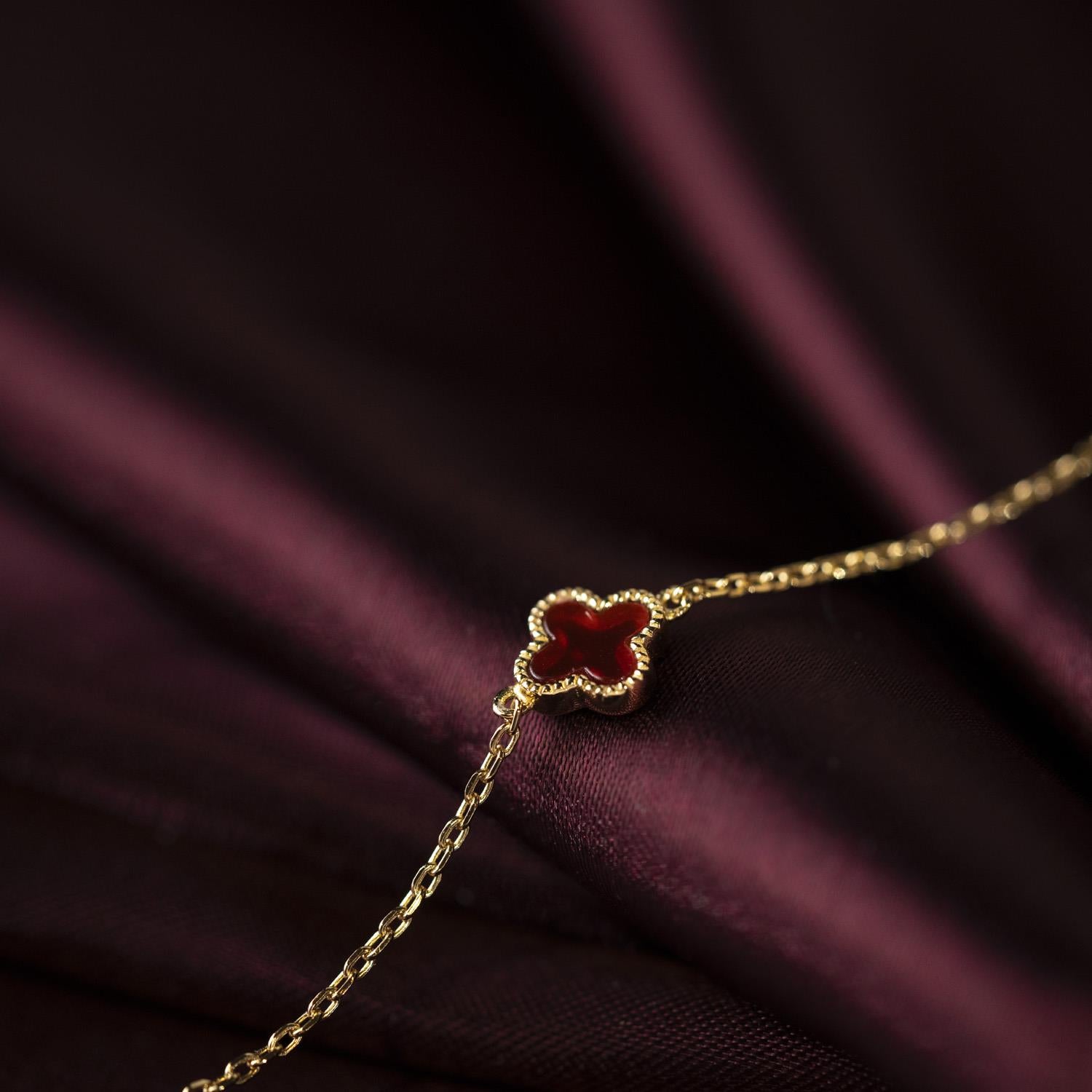 Armbånd i sølv med dyp rød kløver