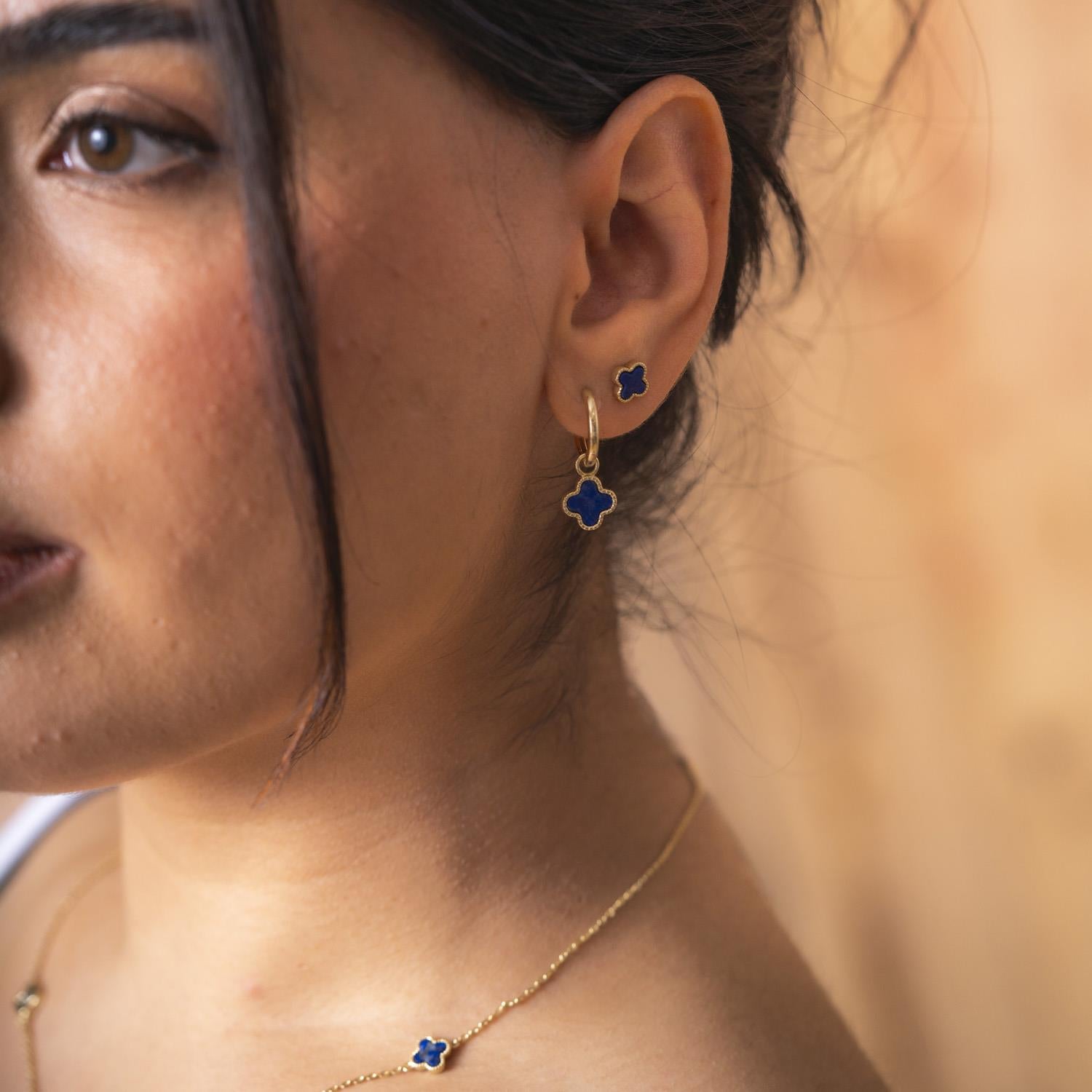 Øredobber i sølv med havblå kløver