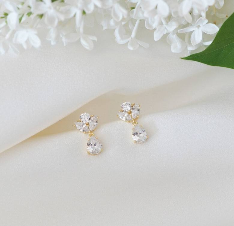 NOVIA BLOMST ØREDOBBER I FORGYLT SØLV, HVIT ZIRKONIA