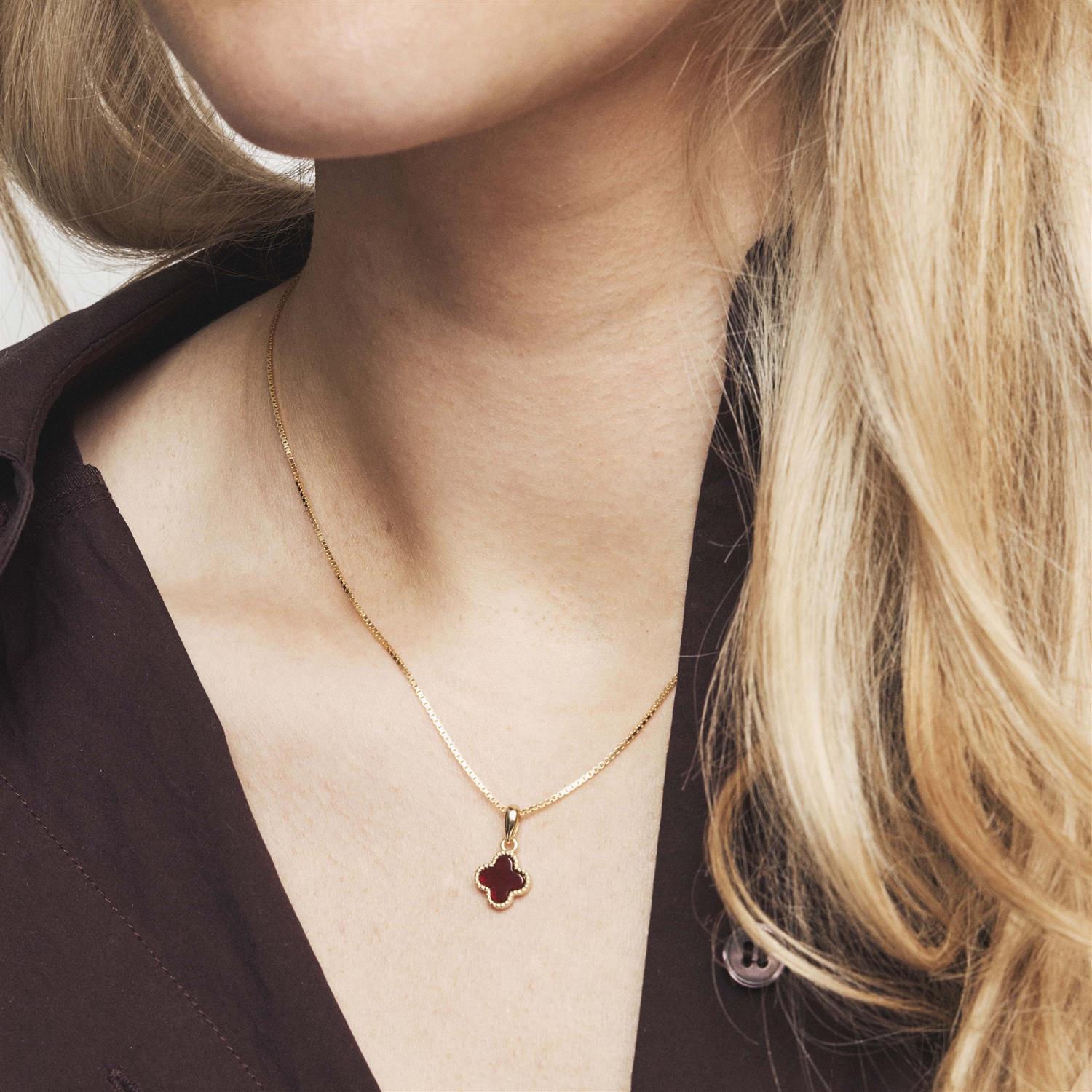 Smykke i sølv med dyp rød kløver