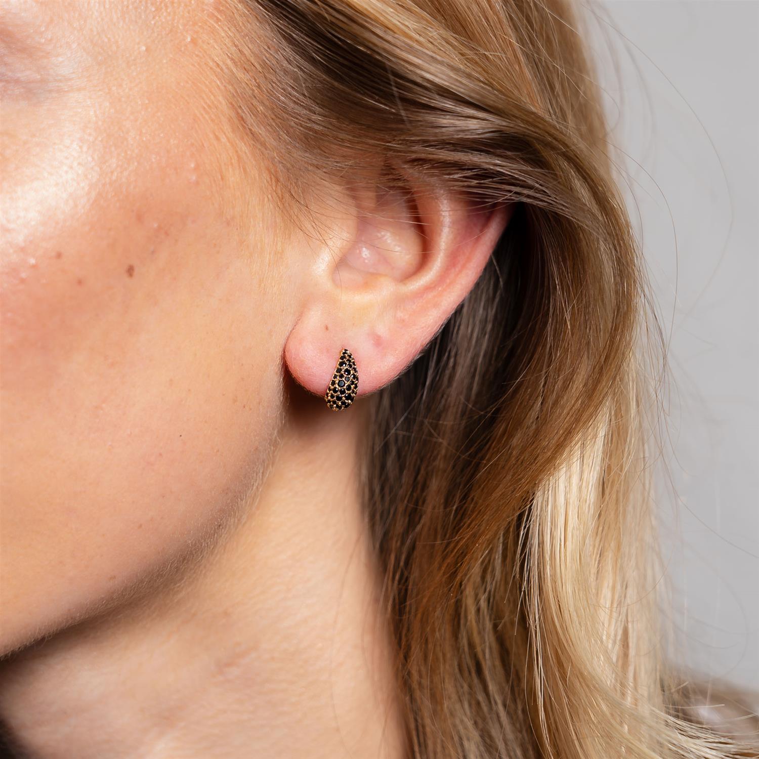 Nora Mørk Øredobber i forgylt sølv med svart zirkonia