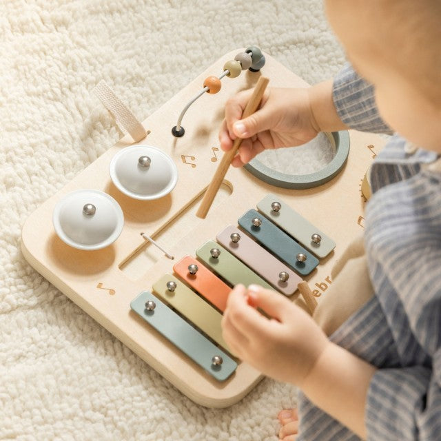Aktivitetsbrett i tre med musikk
