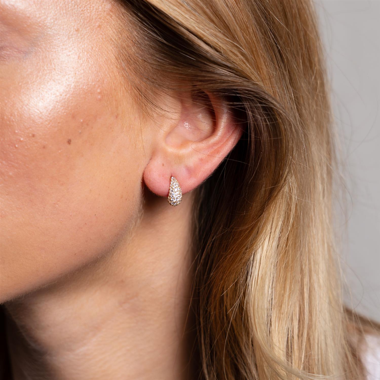 Nora Mørk Øredobber i forgylt sølv med hvit zirkonia