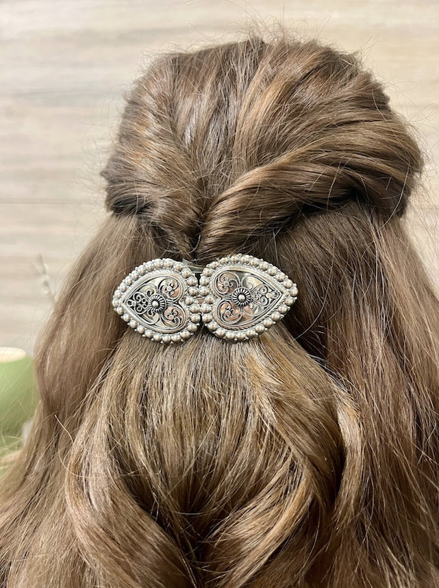 Hårspenne, oksidert med kruser