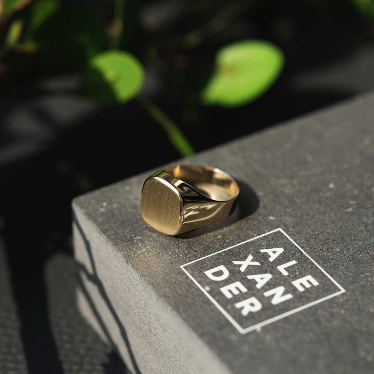 Ring i gull med blank/børstet overflate