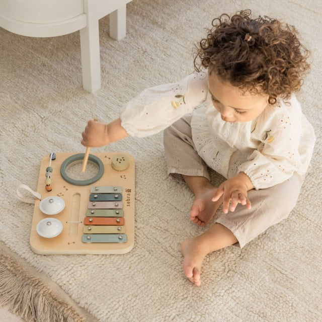 Aktivitetsbrett i tre med musikk