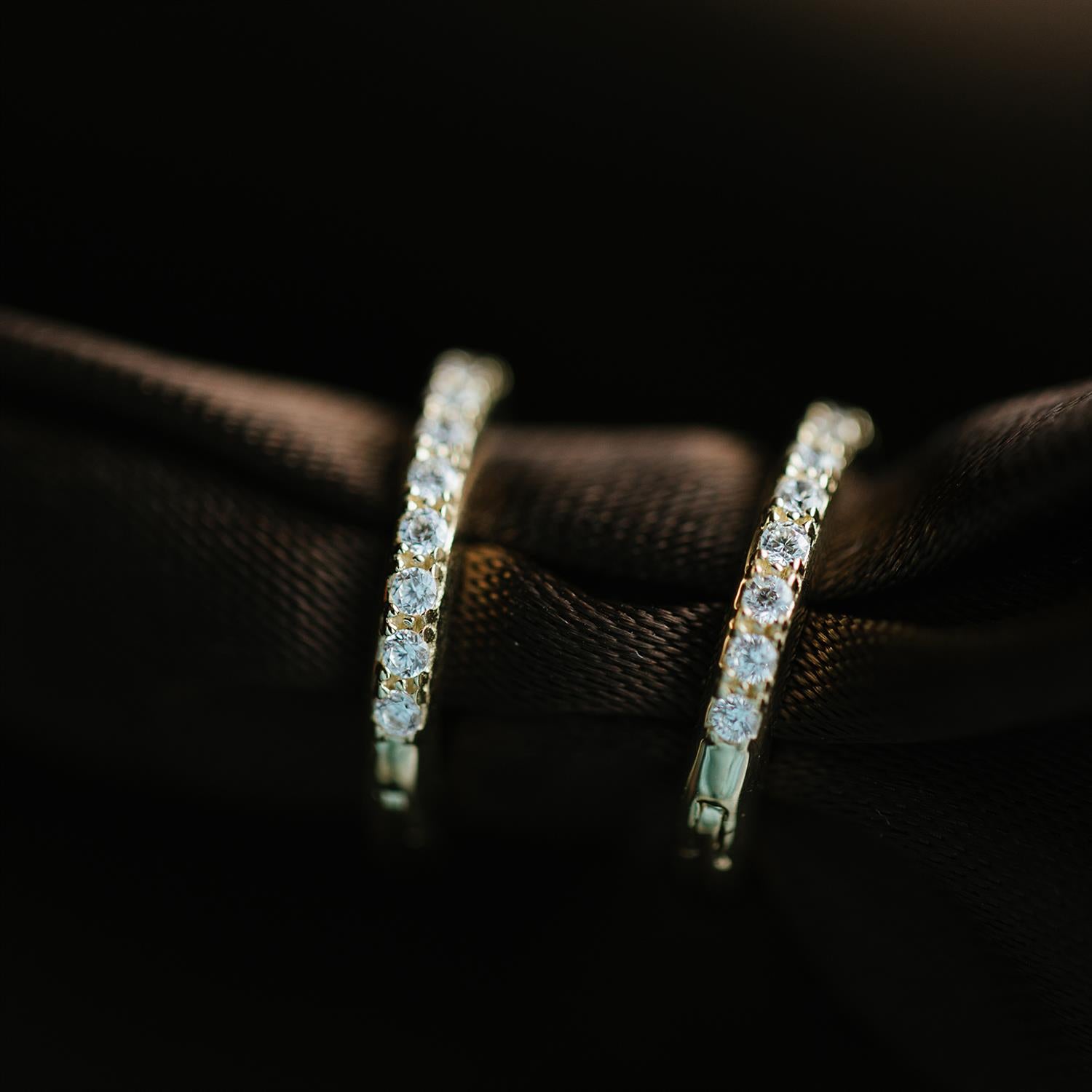 Øreringer i gull med hvite zirkonia