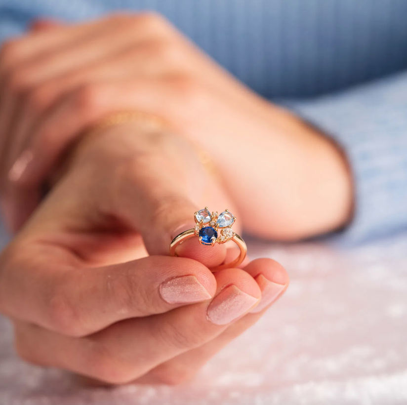 GLAM RING MED BLÅ ZIRKONIA