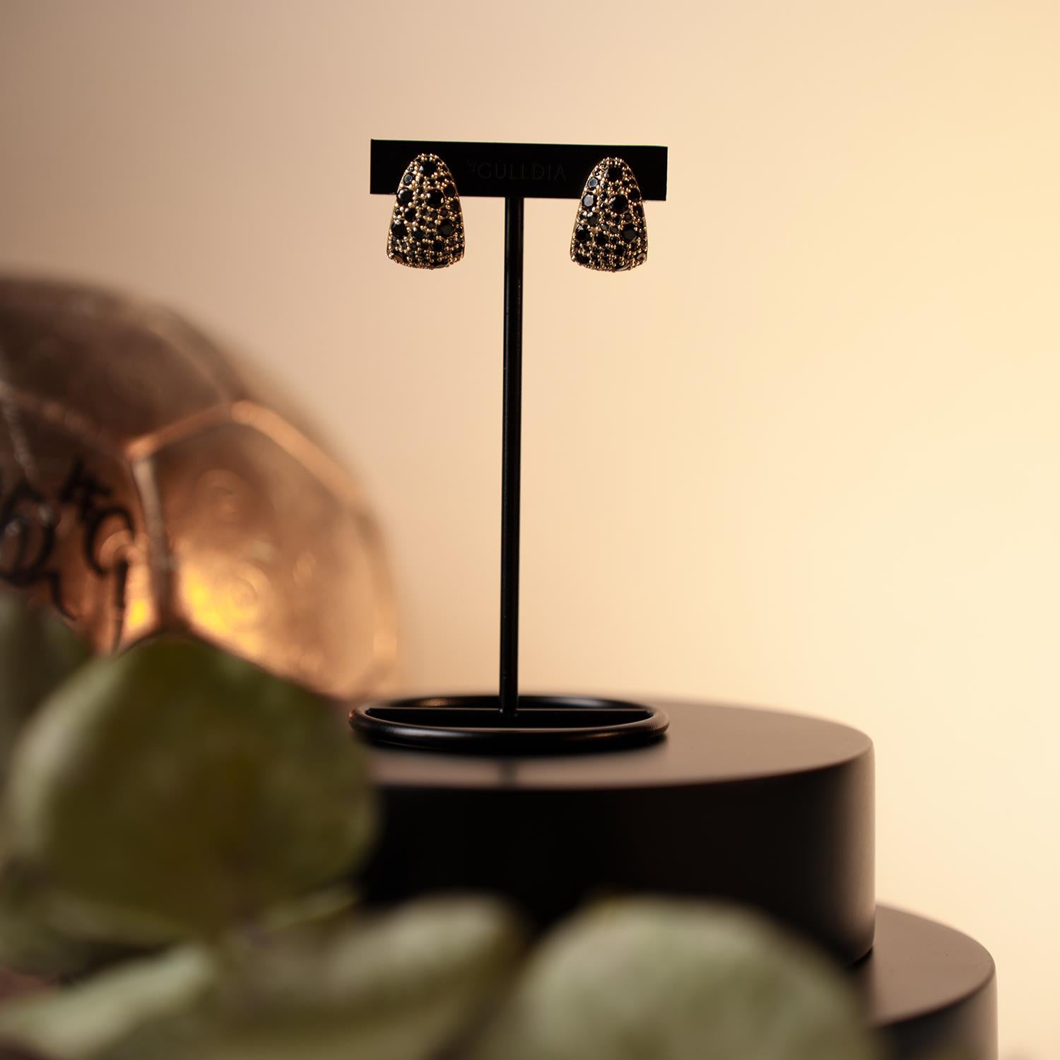 Nora Mørk Øredobber i forgylt sølv med svart zirkonia