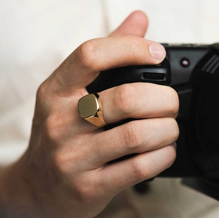 Ring i gull med blank/børstet overflate