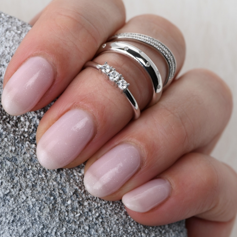 RING I HVITT GULL MED ZIRKONIA