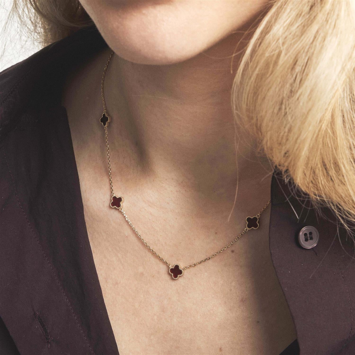 Halskjede i sølv med dyp rød kløver