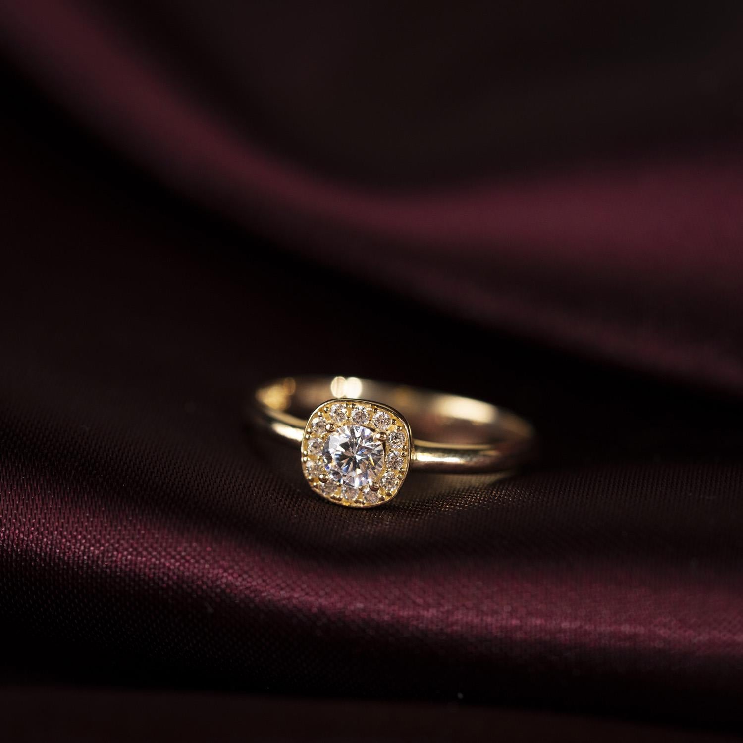 Ring i gull med zirkonia