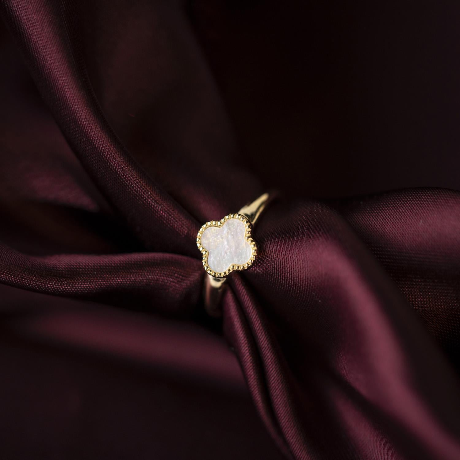 Ring i forgylt sølv, Hvit kløver