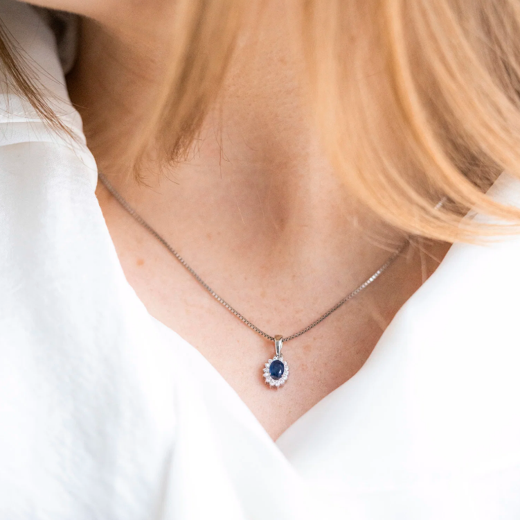SMYKKE I GULL MED DIAMANT 0.14 CT WSI