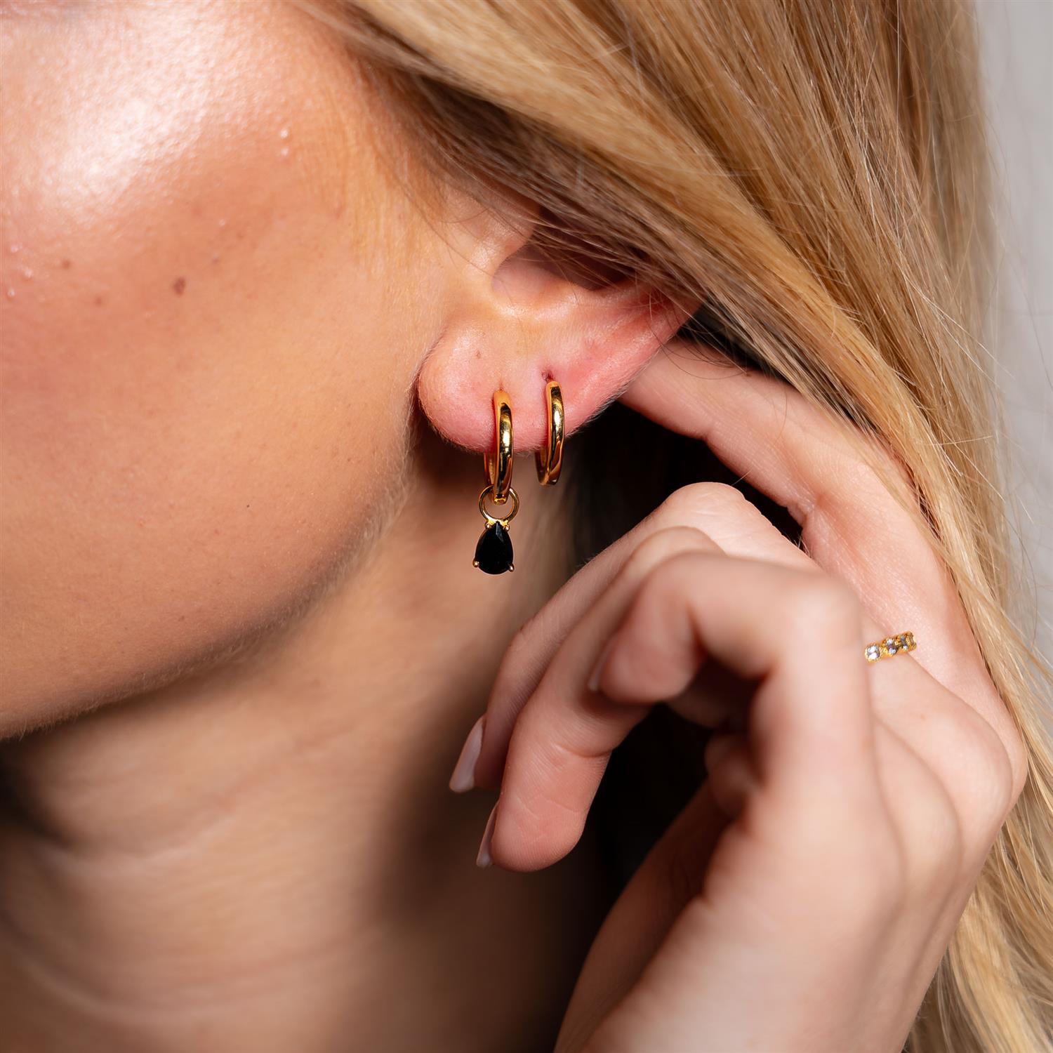 Nora Mørk Drop charms i forgylt sølv med svart zirkonia