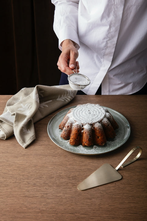 Fein Kakespade, Brass