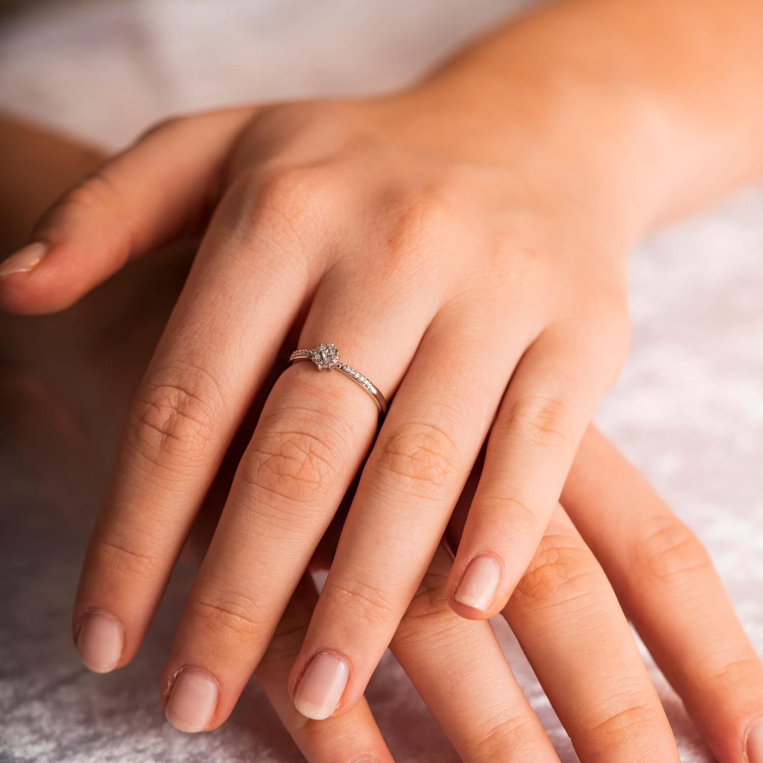 Ring i hvitt gull med diamant 0,07 ct