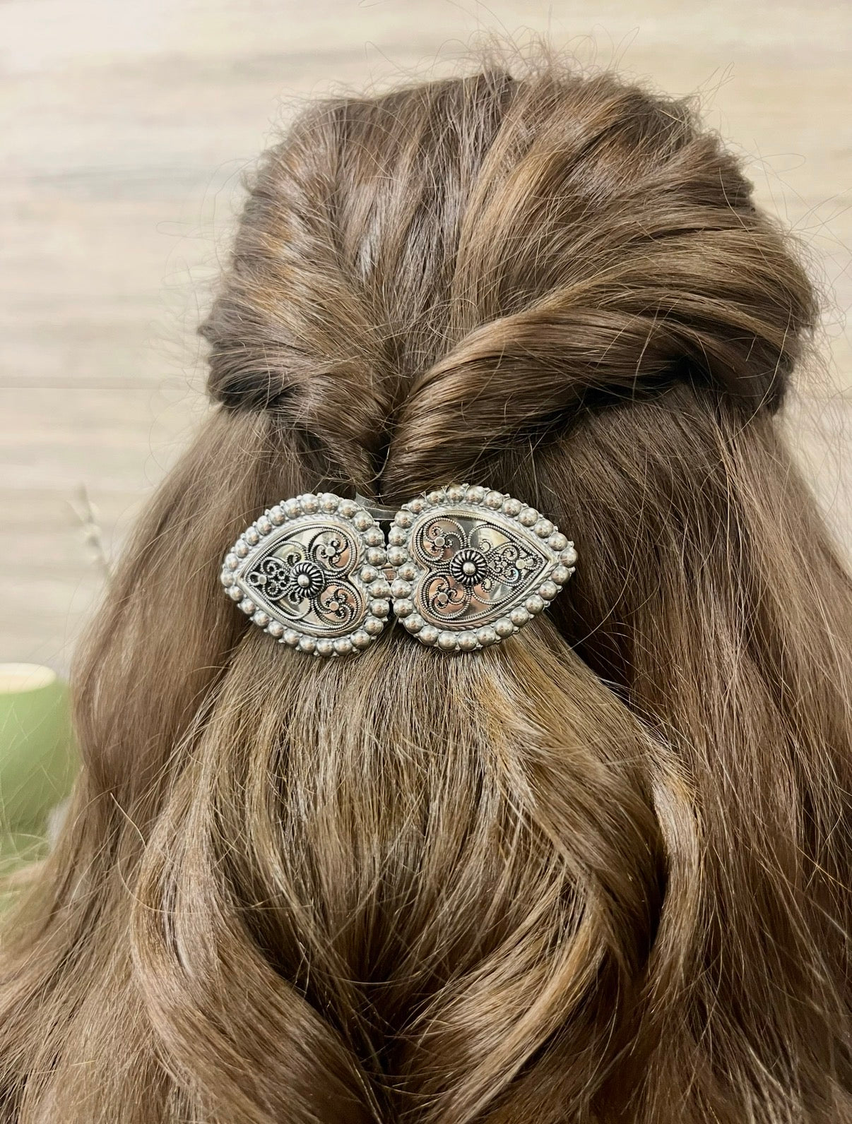 Hårspenne med perlekant og kruser, oksidert