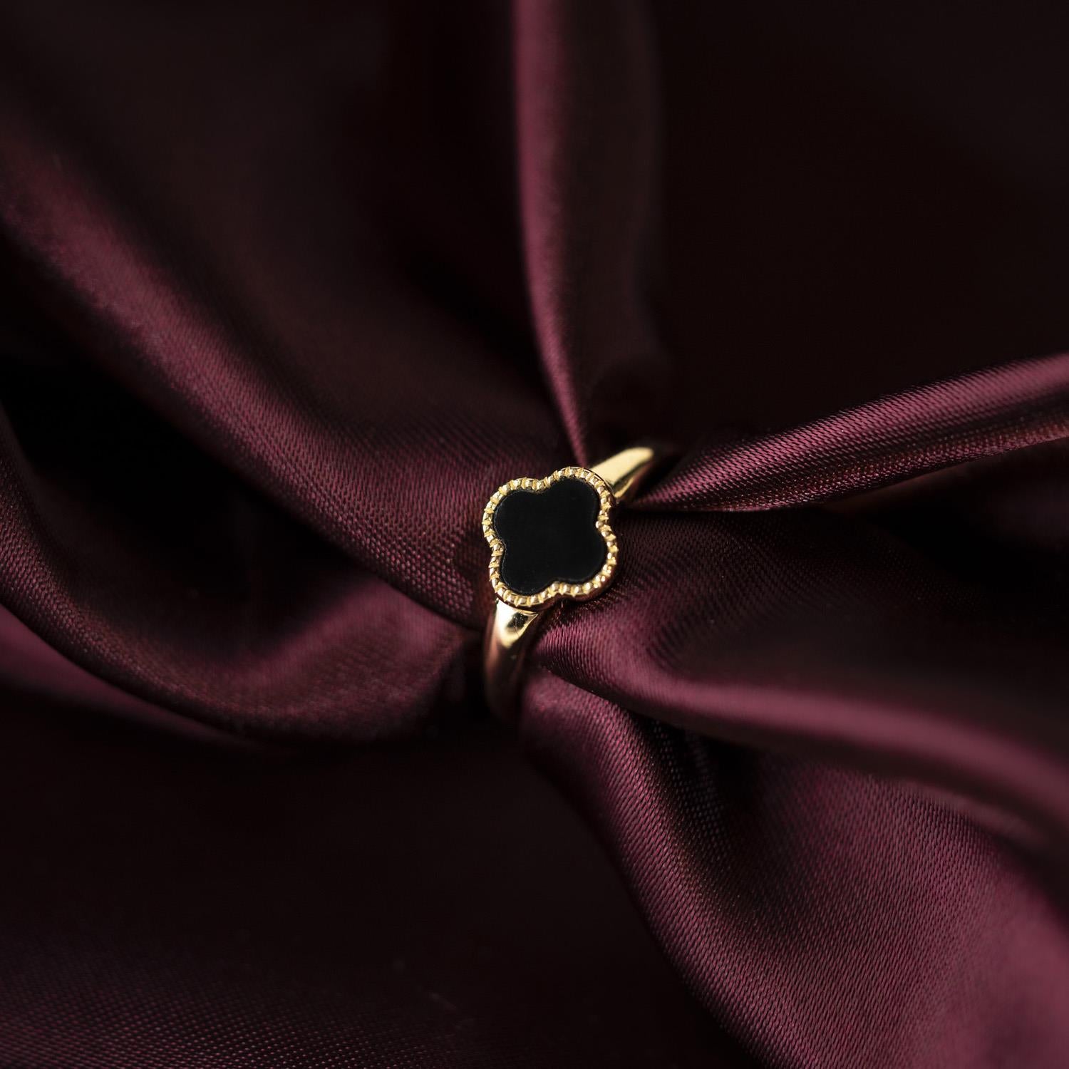 Ring i forgylt sølv, Svart kløver