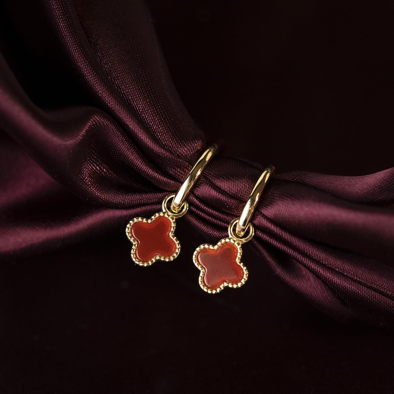 Øreringer i sølv med dyp rød kløver