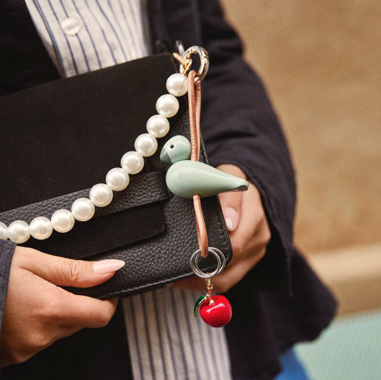 FUGL NØKKELRING I SØLV MED NATURLÆR, GRØNN