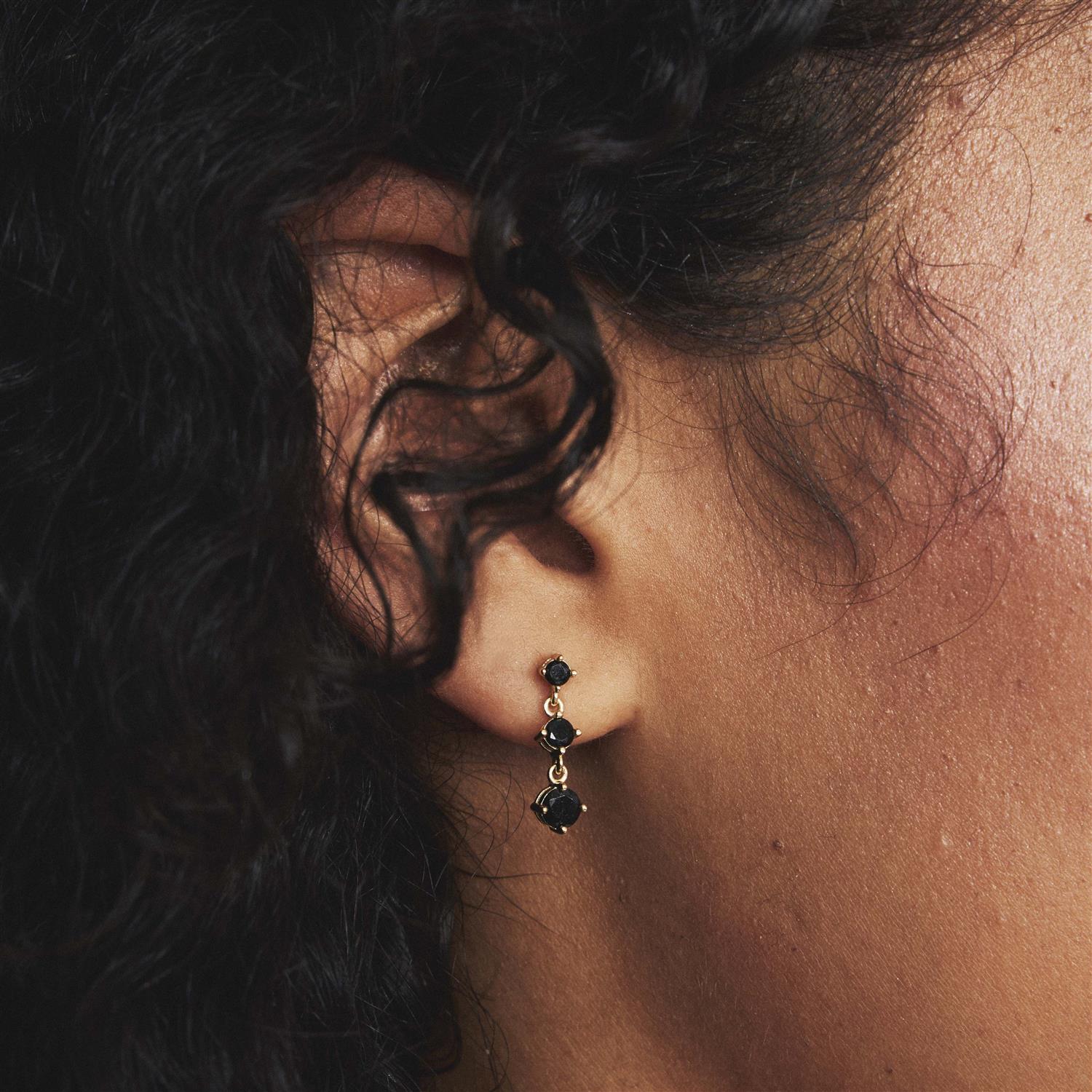 Serena øredobber i sølv med svart zirkonia