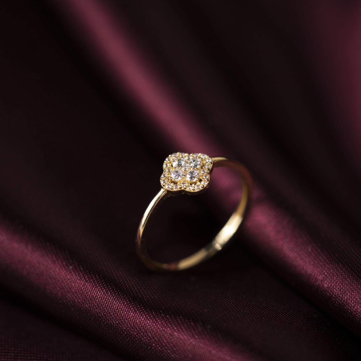 Ring i gull med zirkonia, Kløver