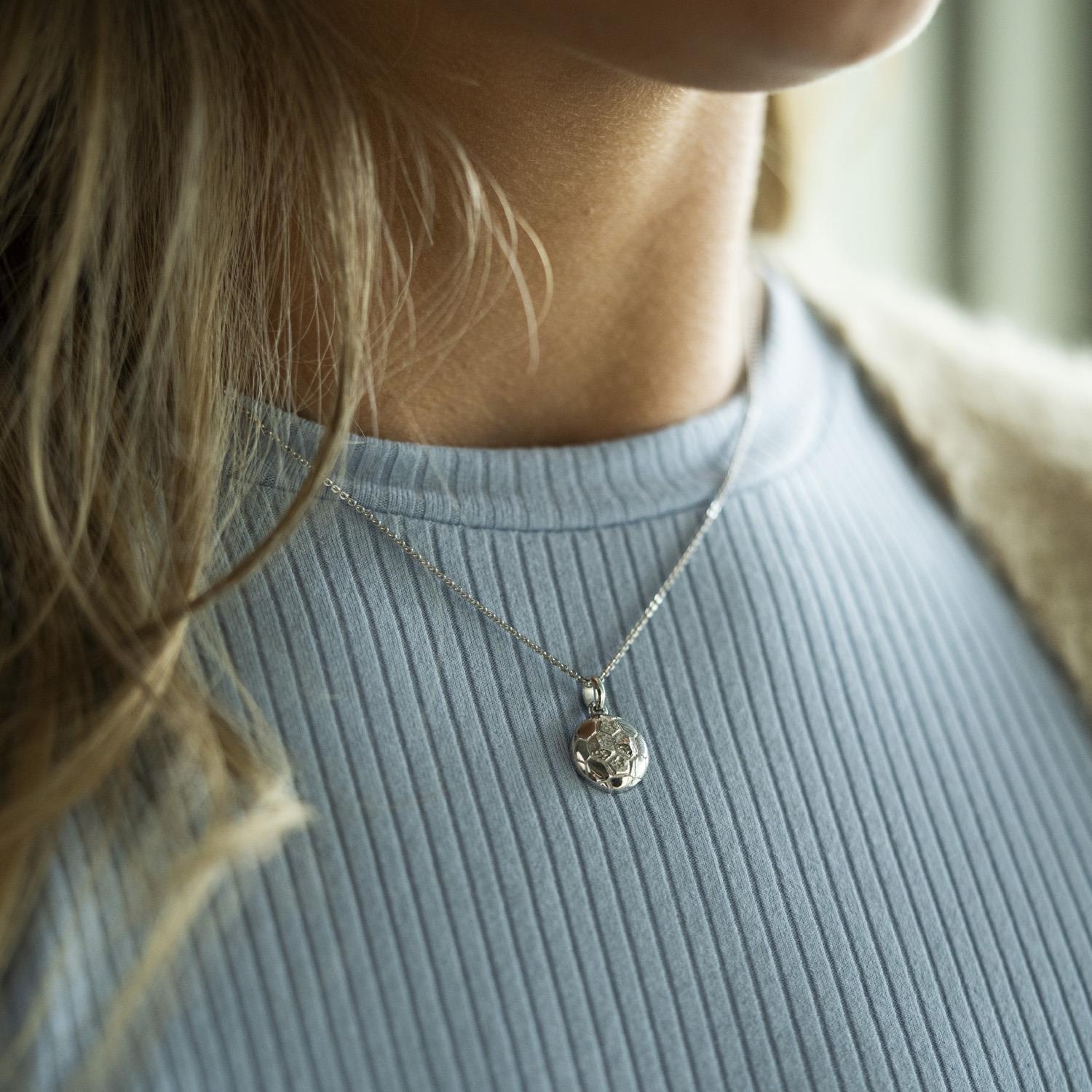 Nora Mørk Smykke i sølv med håndball