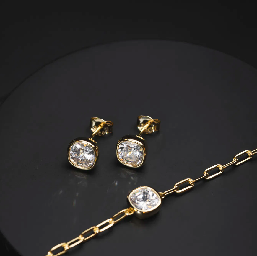 Øredobber i forgylt sølv med hvit zirkonia