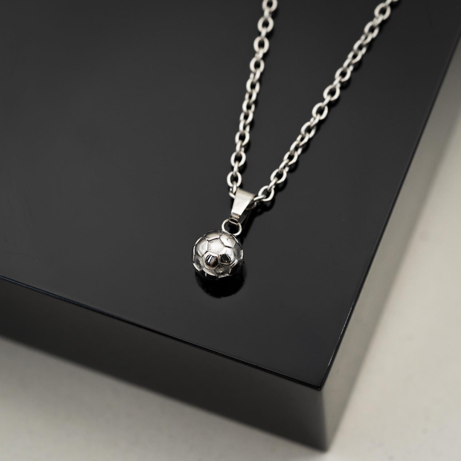 Smykke i stål med fotball