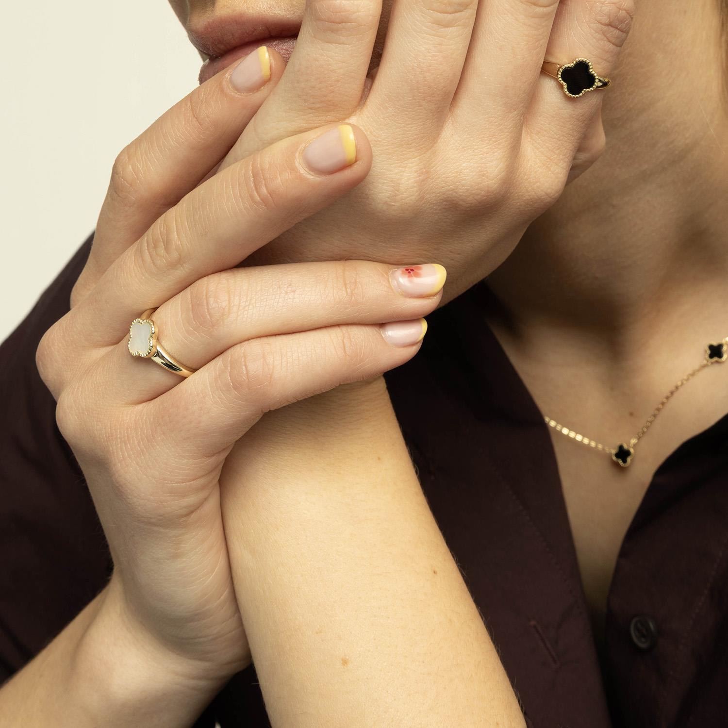 Ring i forgylt sølv, Hvit kløver