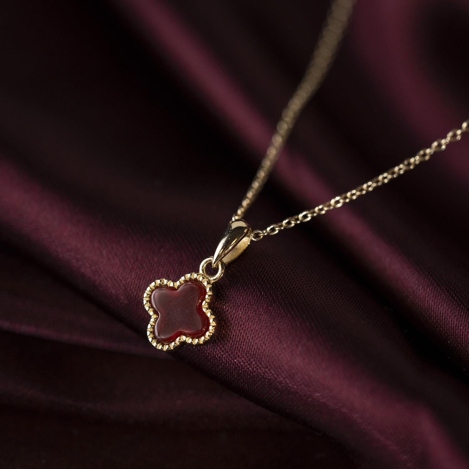 Smykke i sølv med dyp rød kløver