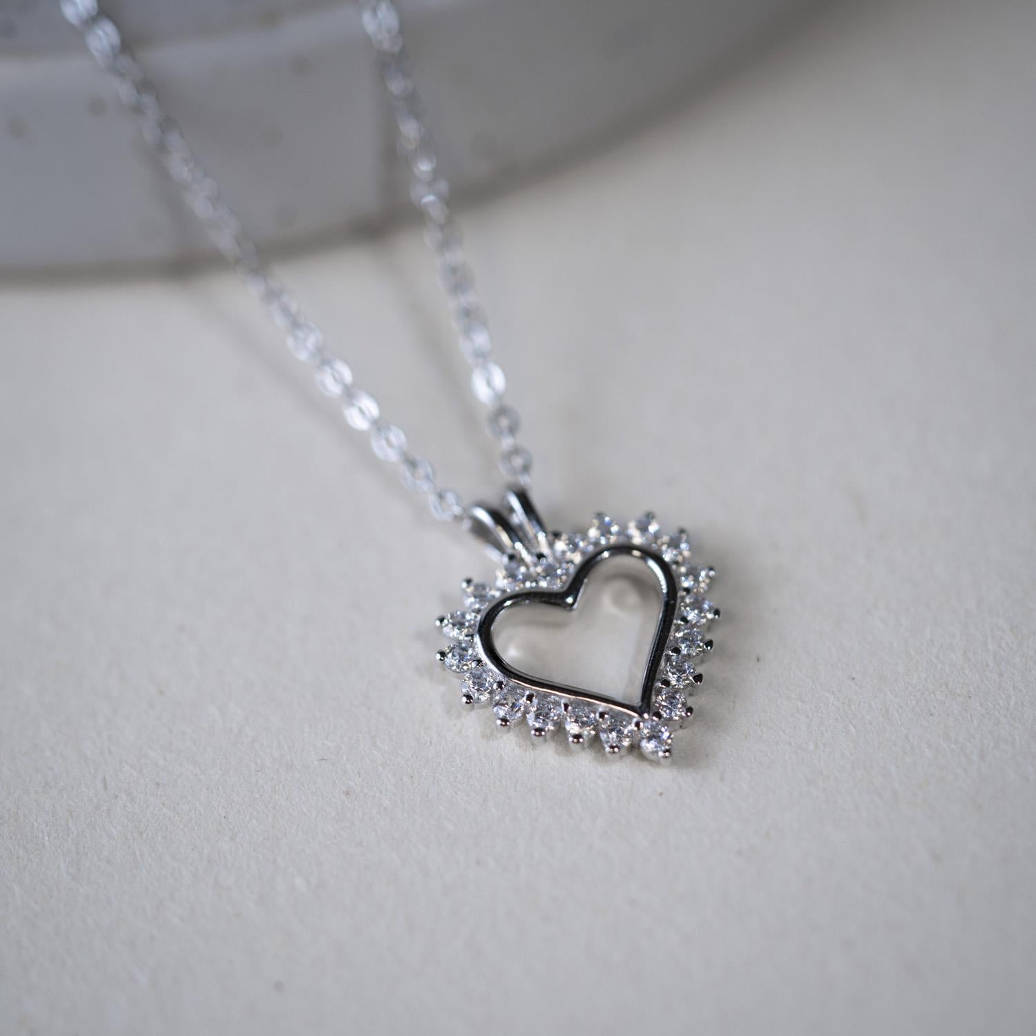 Smykke i sølv med zirkonia hjerte