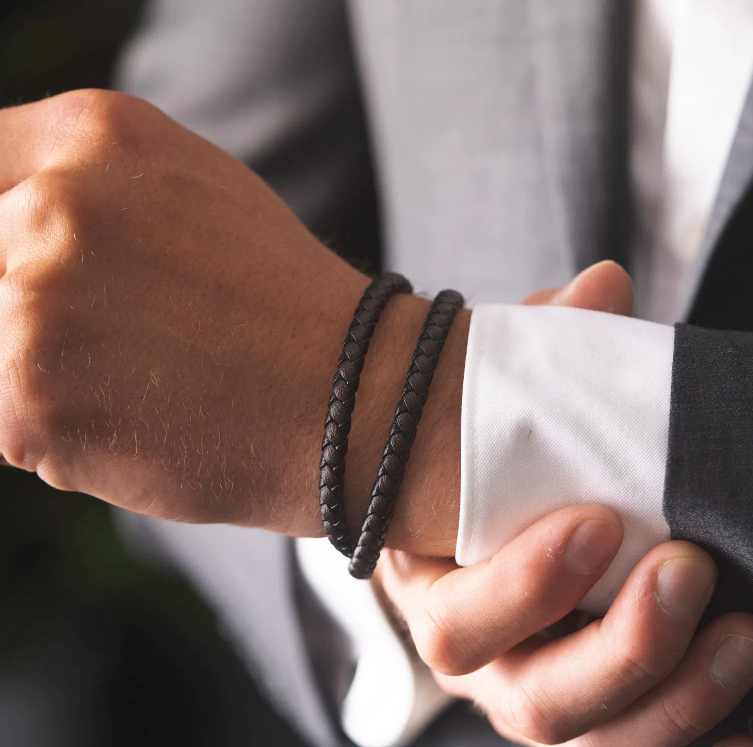 ARMBÅND I STÅL MED SORT/BRUNT SKINN