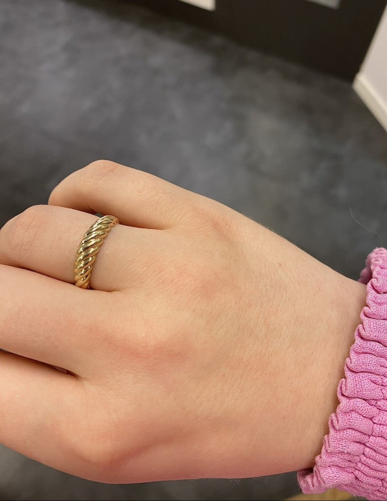 Tvunnet ring i gull