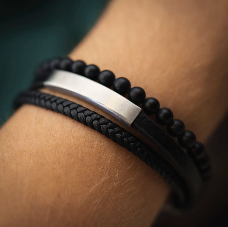 ARMBÅND I STÅL OG SORT SKINN