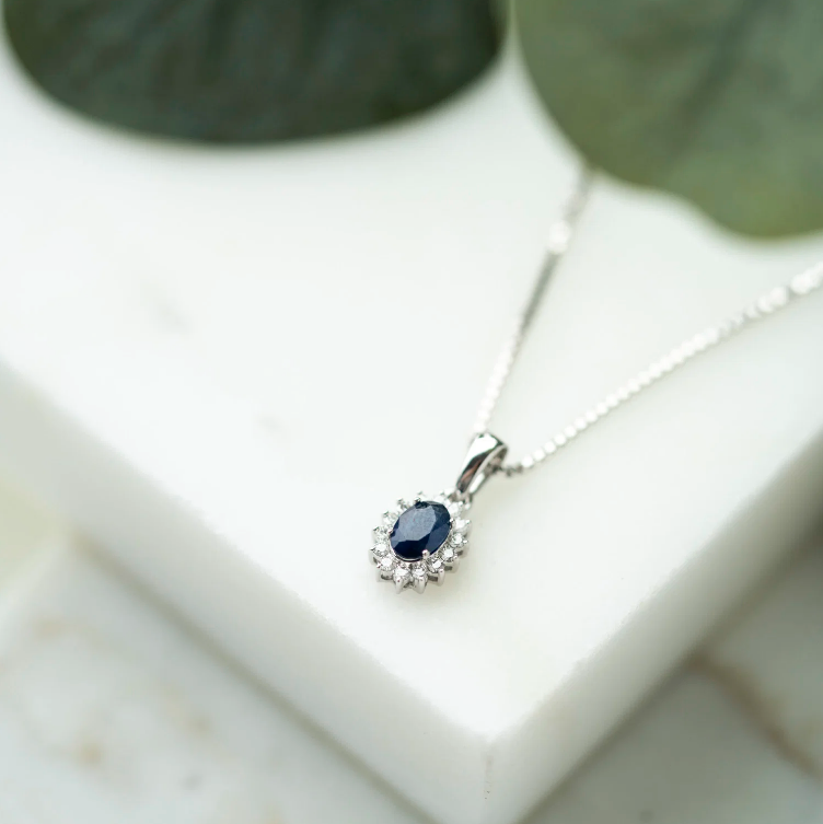 SMYKKE I GULL MED DIAMANT 0.14 CT WSI