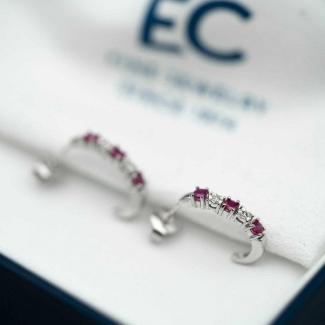 Øredobber i hvitt gull med diamant og rubin