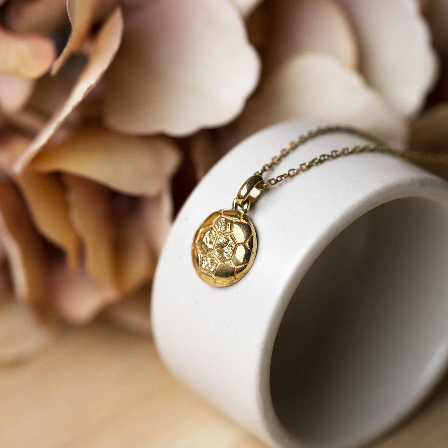 Nora Mørk Smykke i forgylt sølv med håndball